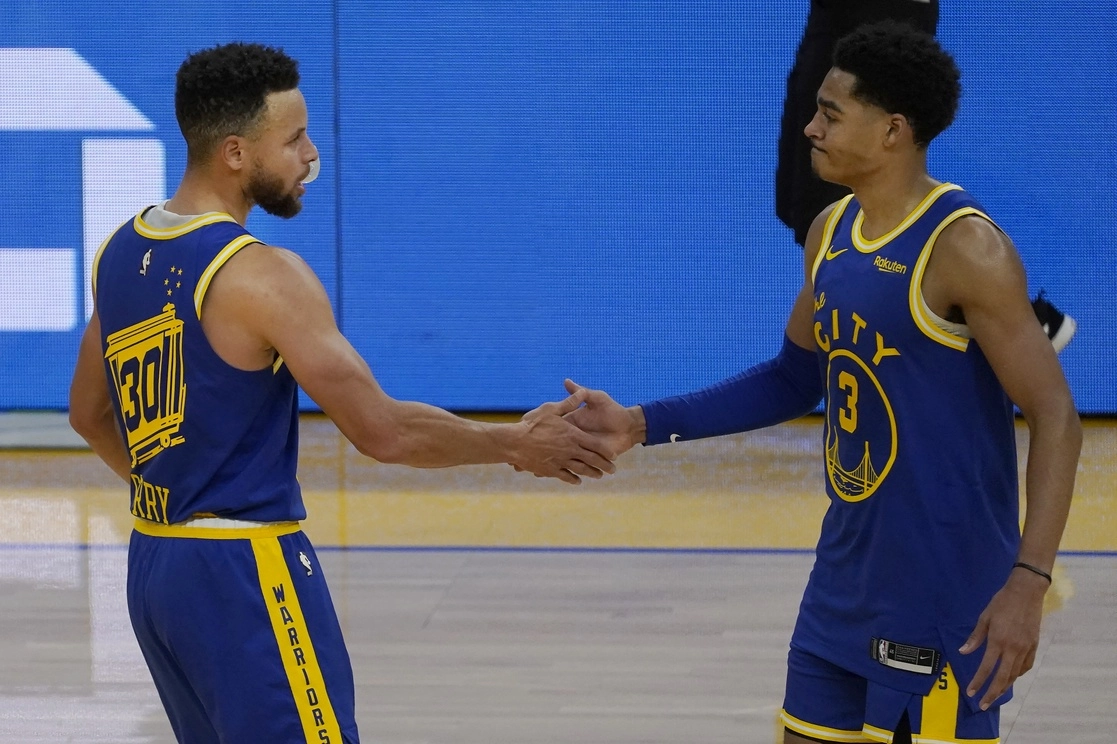Stephen Curry celebra con Jordan Poole de los Golden State. Foto Ap