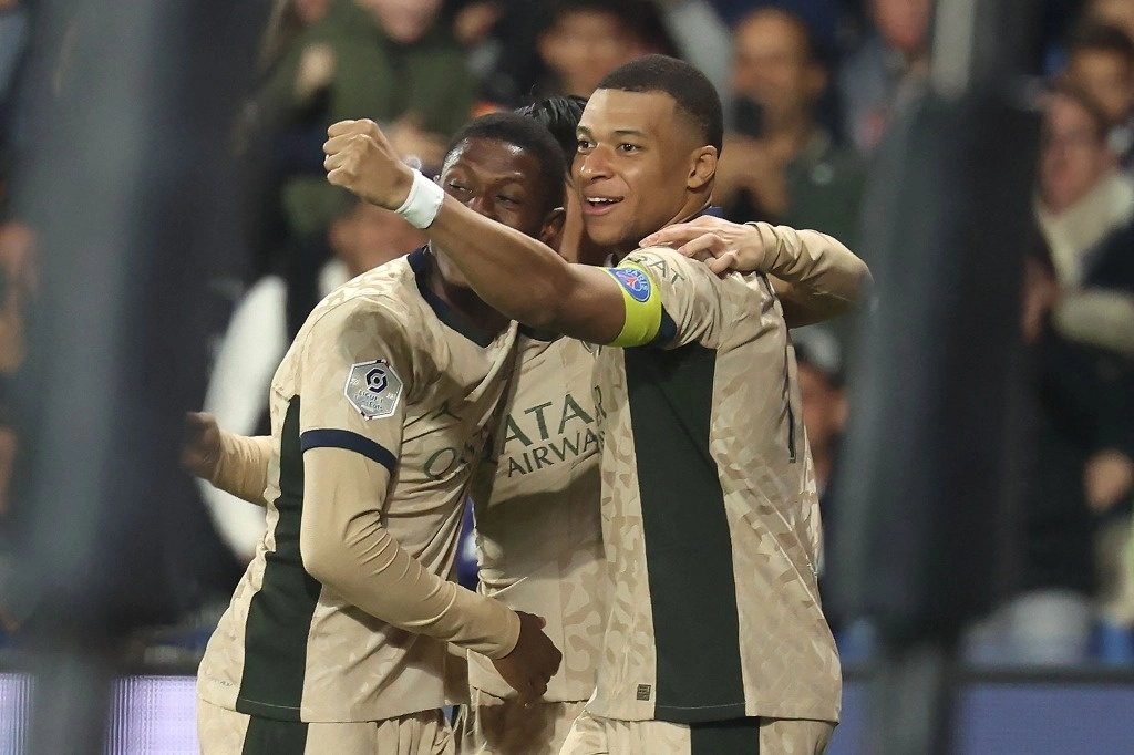 El delantero francés #07 del Paris Saint-Germain, Kylian Mbappe (R), reacciona durante el partido de fútbol francés L1 entre Montpellier Herault SC y Paris-Saint-Germain (PSG) en el Stade de la Mosson en Montpellier, sur de Francia, el 17 de marzo de 2024. Foto Afp