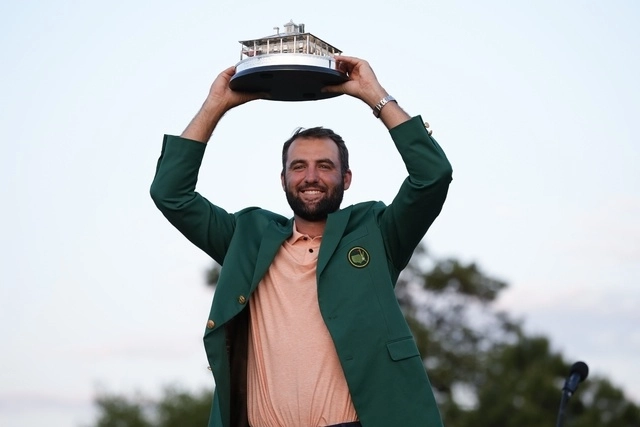 Scottie Scheffler sostiene el trofeo después de ganar el torneo de golf Masters en el Augusta National Golf Club. Foto Ap
