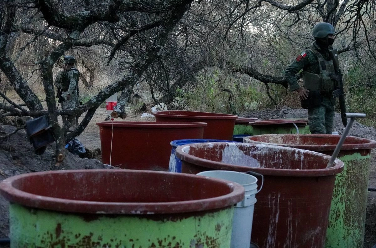 De entre los varios decomisos en Sinaloa, autoridades aseguraron 7 mil 750 litros y 625 kilos de químicos, con valor de 171 millones de pesos; mientras que en Cosalá y Culiacán se decomisaron 3 mil 650 litros de precursores y maquinaria especializada, cuyo precio se calcula en 74 millones de pesos. Foto 