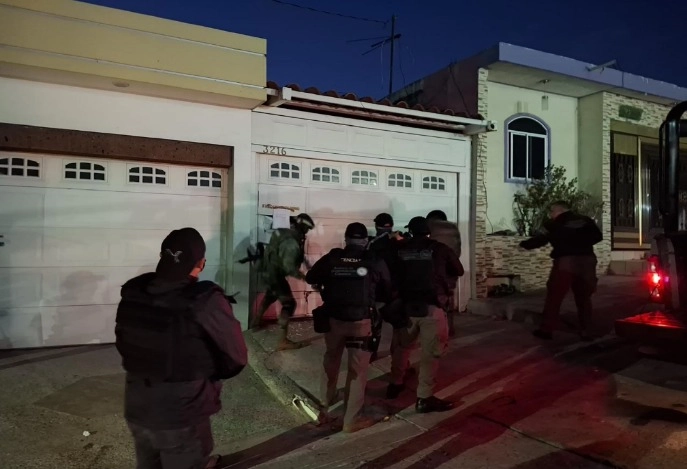 En los cateos y operativos también quedaron asegurados seis inmuebles, armas de fuego, dinero en efectivo y vehículos de alta gama. Imagen cortesía de la Marina 