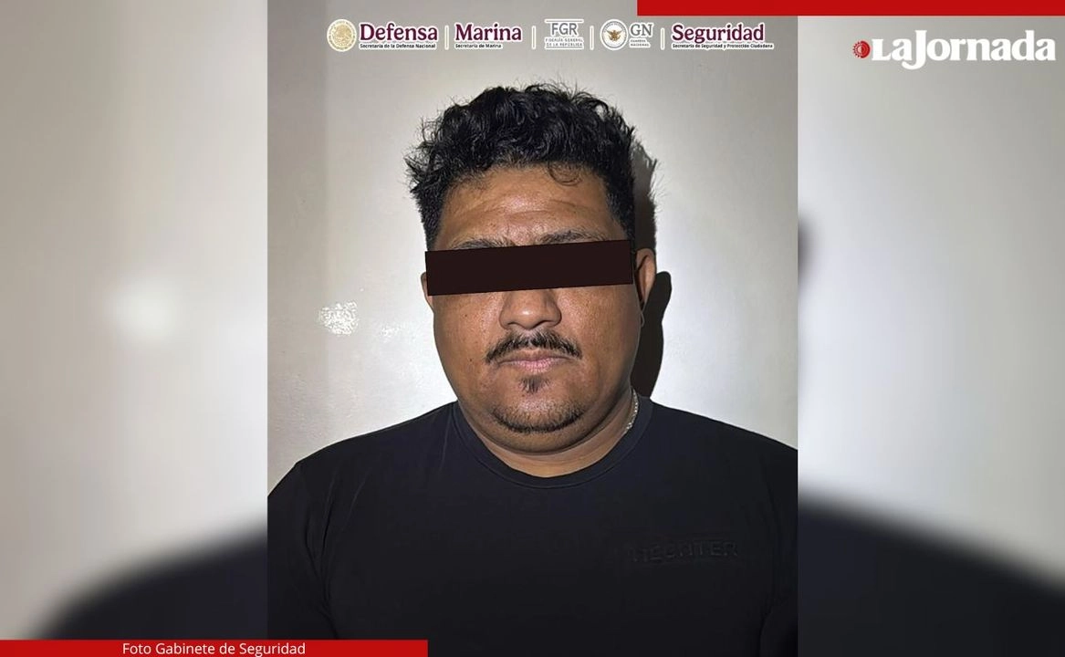 Junto con Marco Antonio “N” fue detenida una mujer, a quienes se les aseguraron tres armas de fuego, dos cargadores, cartuchos, dos kilos de cocaína, dos kilos de metanfetamina y un vehículo.