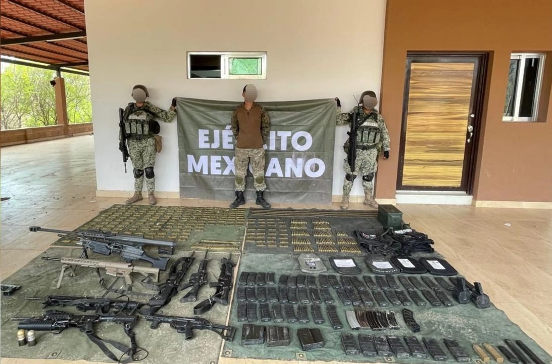 "En el poblado Caminaguato fue detenido un integrante del mismo grupo delictivo con diez armas de fuego, incluyendo un fusil Barret y una ametralladora, también se aseguraron dos granadas, 12 artefactos explosivos, 69 cargadores, más de dos  mil cartuchos", refirió García Harfuch