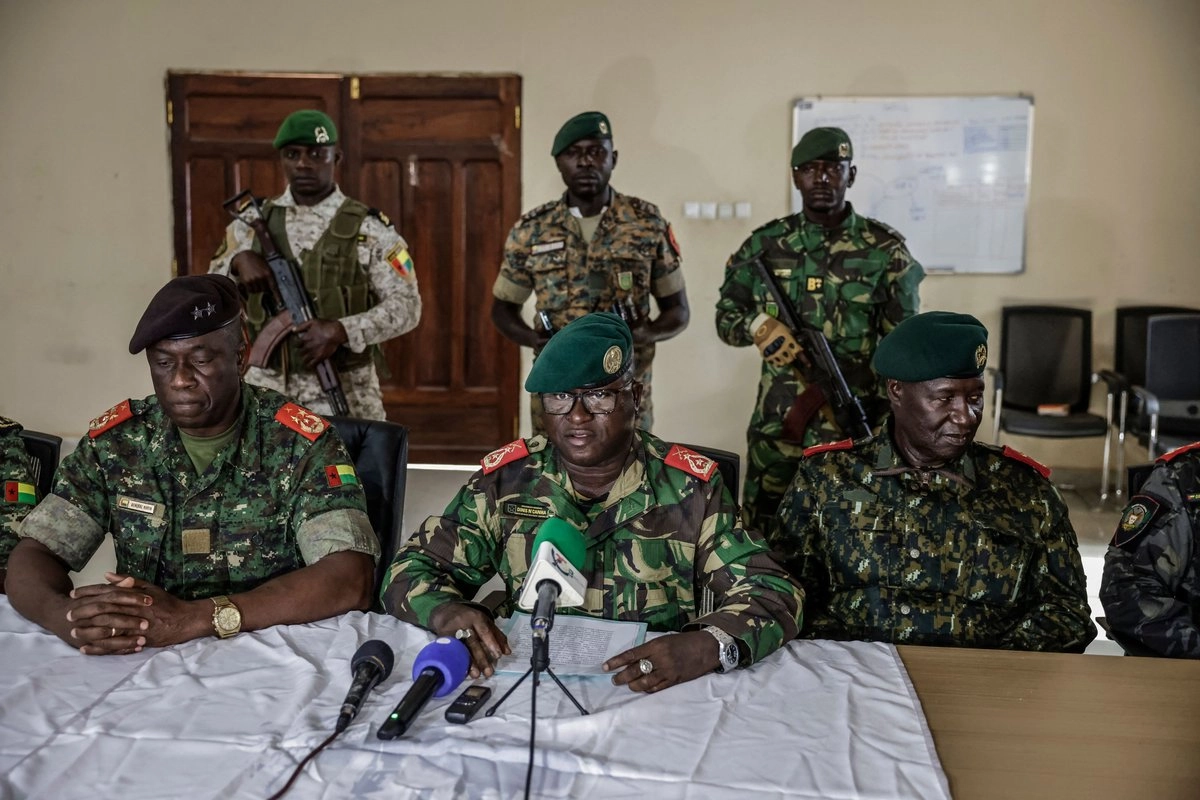Dinis N’Tchama (centro), portavoz del alto mando militar de Guinea-Bisáu, informa que han depuesto al mandatario, Umaro Sissoco Embaló, luego que descubrieron un intento de manipular las recientes elecciones presidenciales. Foto 