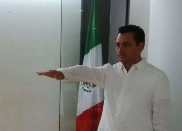 De acuerdo con imágenes difundidas en redes sociales, Zenteno, quien trabajó en el anterior gobierno de Manuel Velasco Coello, llegó al Congreso local, ubicado el centro de Tuxtla Gutiérrez y en uno de los salones encaró a Brito Mazariegos, quien se desempeñó como secretario de gobierno durante los primeros tres años de la actual administración estatal. Foto @IsmaelBritoM