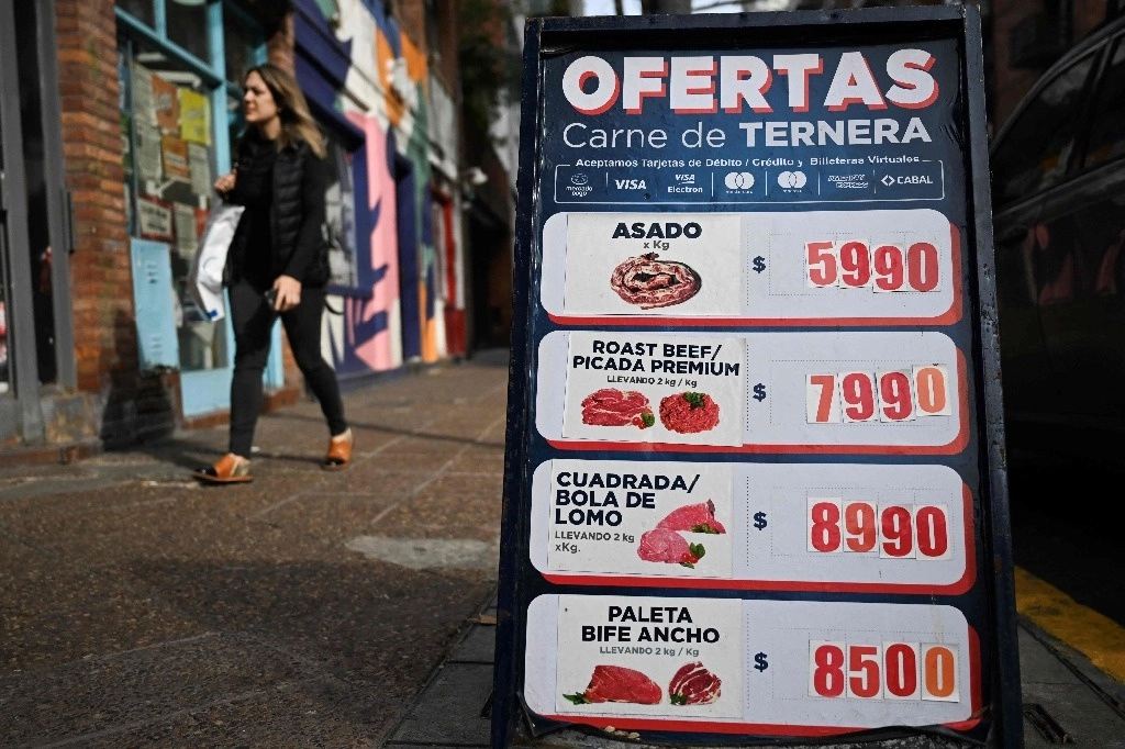 Un cartel con los precios de la carne se ve en una calle de Buenos Aires el 13 de junio de 2024. Foto Afp