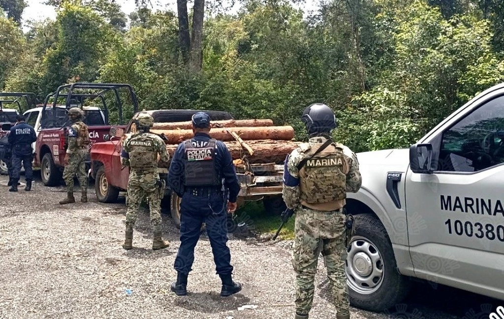 En el hecho, los pobladores destrozaron una patrulla y agredieron un vehículo antimotines de la Secretaría de Seguridad Pública (SSP) debido a que los policías que conducían la unidad arrollaron a personas cuando rescataron a los supuestos delincuentes. Foto @SSPGobPue 