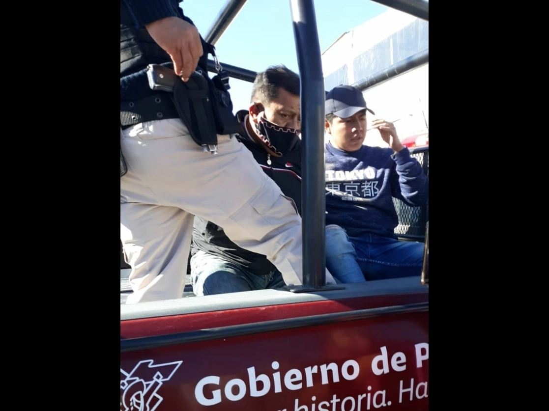 El comunicador popular Alejandro Torres Xocolatl, opositor a la reapertura de la embotelladora Bonafont, fue detenido ayer por policías en el municipio de Juan C. Bonilla, Puebla, y posteriormente dejado en libertad. Foto cortesía Radio Comunitaria de Zacatepec