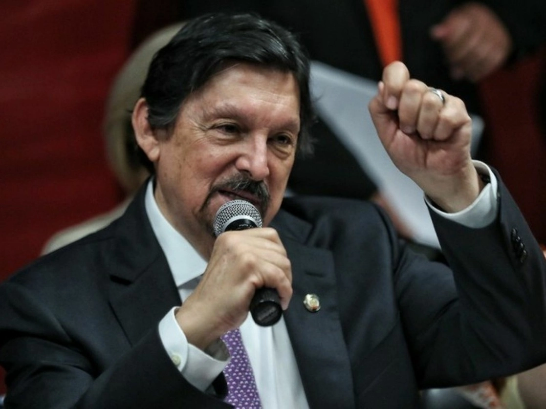 El senador de Morena Napoleón Gómez Urrutia durante una sesión en el Congreso de la Unión. Foto Marco Peláez / Archivo