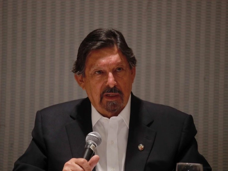 El senador de Morena Napoleón Gómez Urrutia durante la conferencia de prensa sobre la resolución de un juicio laboral contra Minera Mexicana La Ciénega, empresa del Grupo Peñoles, en el salón Murillo del Hotel Sevilla Palace, en la Ciudad de México, el día de ayer. Foto Cristina Rodríguez
