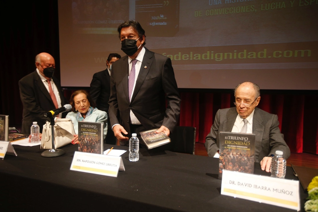 La presentación del libro del senador Napoleón Gómez Urrutia (centro) se llevó a cabo ayer en el auditorio Jaime Torres Bodet del Museo Nacional de Antropología e Historia. Foto Guillermo Sologuren