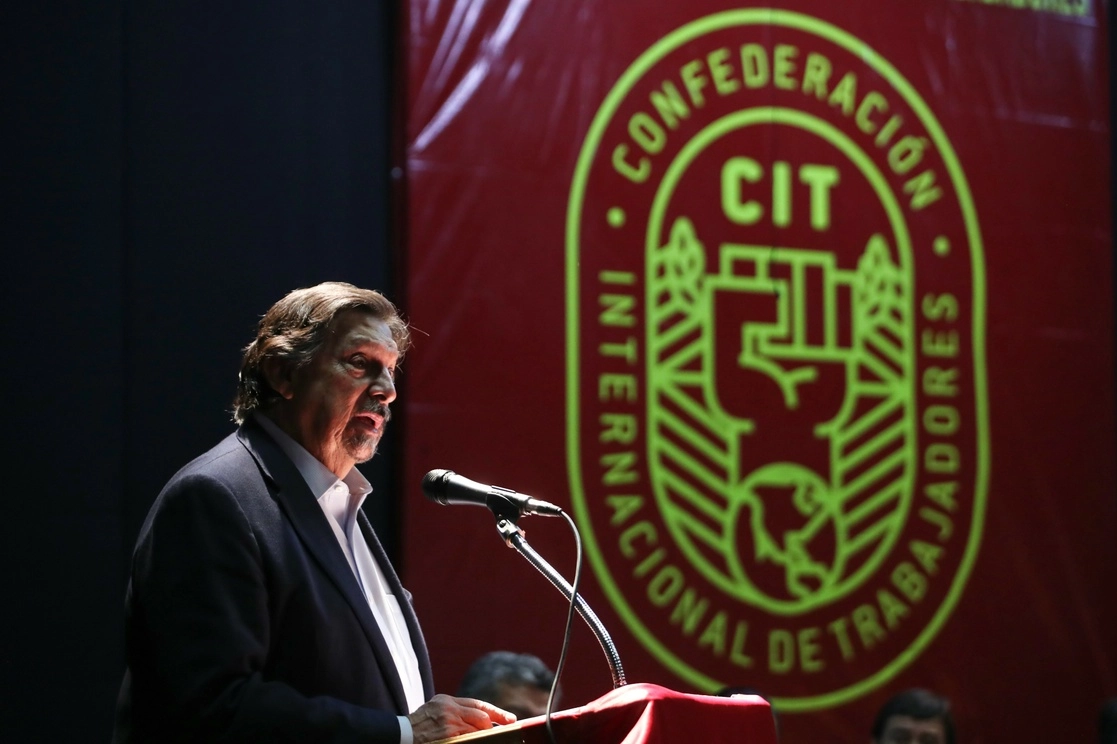 Es momento de "estrechar las relaciones entre el sindicato y las empresas", frente a un mundo "con tantas dificultades (que) está a punto de llegar a una crisis", dijo el senador Napoleón Gómez Urrutia. Foto Yazmín Ortega Cortés / Archivo