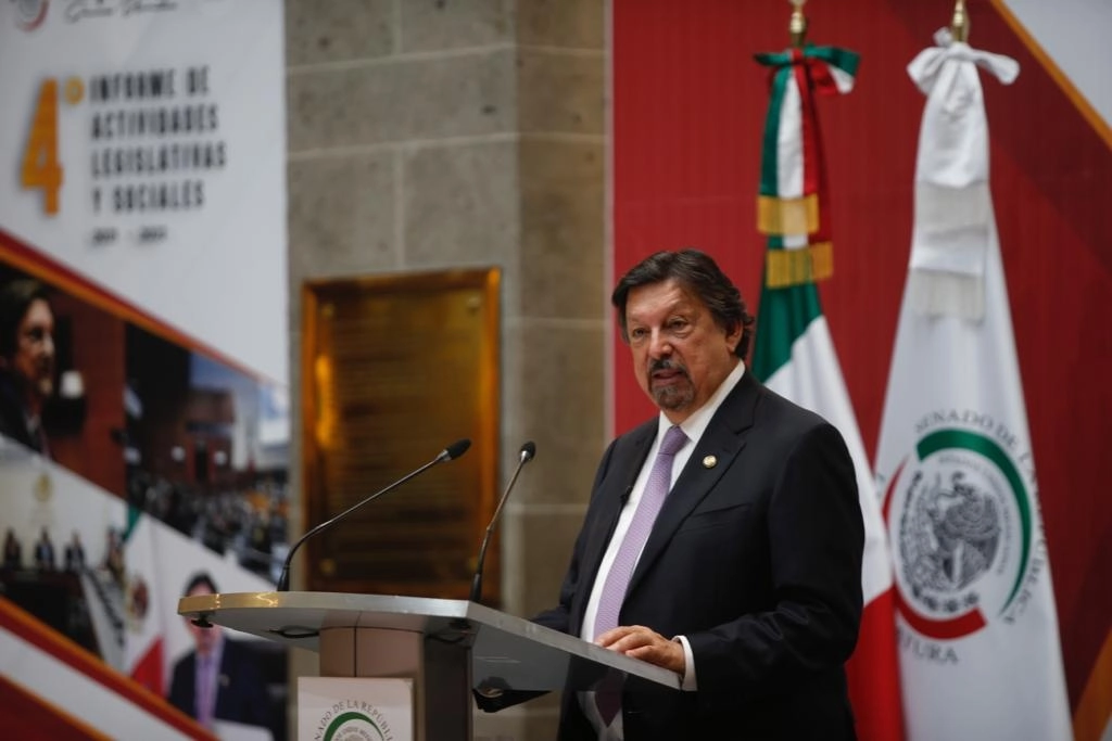 El senador Napoleón Gómez Urrutia presenta su cuarto informe de actividades legislativas, en la Antigua Casona de Xicoténcatl, en la Ciudad de México, el 14 de septiembre de 2022. Foto Guillermo Sologuren


