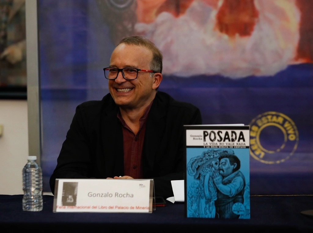 Gonzalo Rocha durante la presentación de la novela grafica 'Posada: La vida no vale nada y la hoja suelta, un centavo' en la Galería de Rectores en la FIL del Palacio de Mineria, en la Ciudad de Mexico, el 23 de febrero de 2025. Foto Cristina Rodríguez