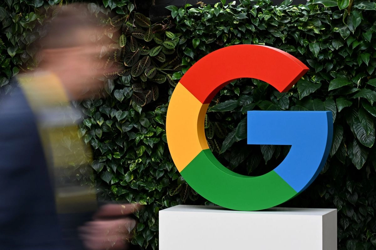  Un hombre pasa junto al logotipo de Google en el Campus de Google en Varsovia el 13 de febrero de 2025. Foto