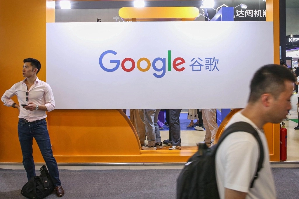 Logo de la empresa Google, durante la Conferencia Mundial de Inteligencia Artifial, en Shangai, el 5 de julio de 2024. Foto Afp  