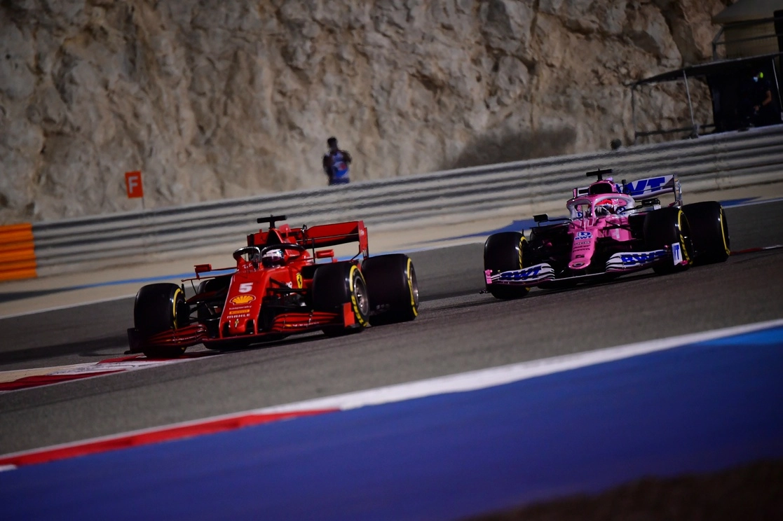 Sergio Pérez detrás del piloto Sebastian Vettel, en el Gran Premio de Fórmula Uno en el Circuito Internacional de Bahrein, en la ciudad de Sakhir. Foto Pool vía Ap / Archivo