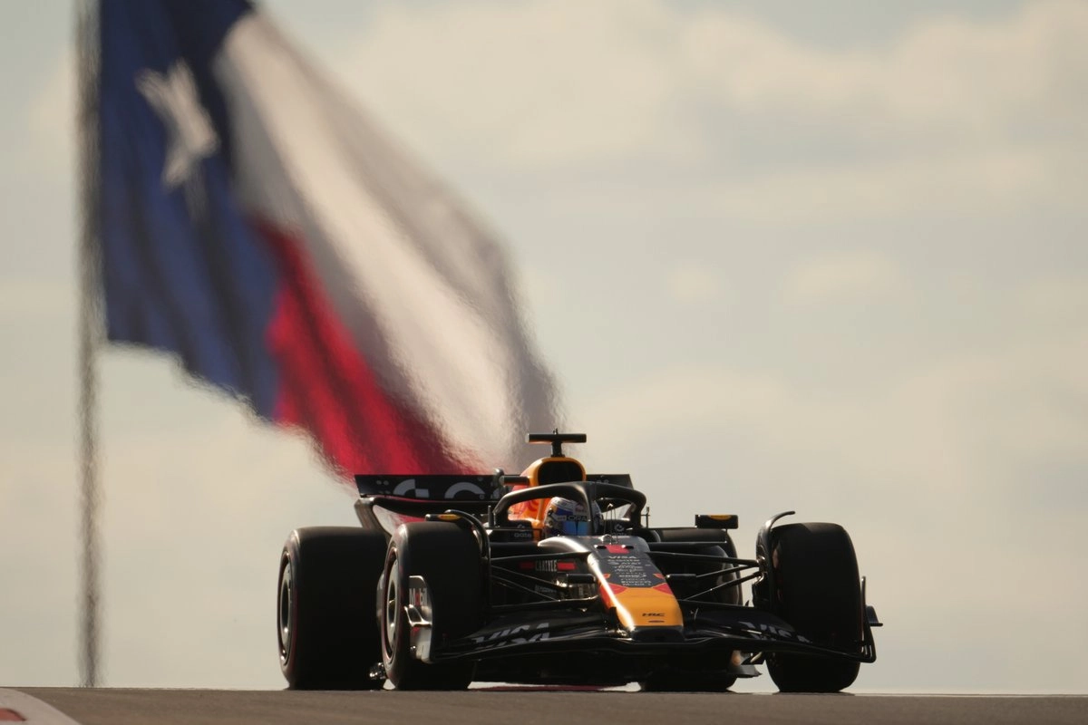 El piloto neerlandés de Red Bull, Max Verstappen, a bordo de su monoplaza en el Circuito de las Americas en la ciudad texana de Austin, donse se disputa el GP de EU; al fondo se observa la bandera del estado de Texas. Foto  