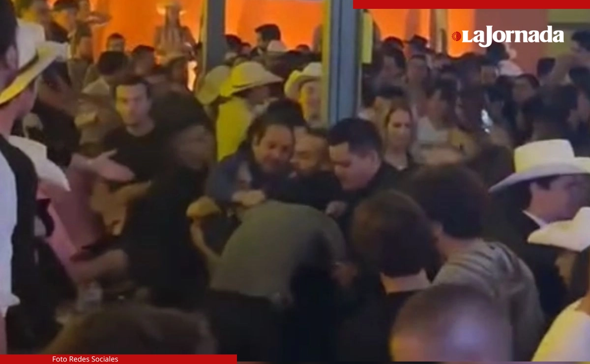 El ex gobernador de Querétaro, Francisco Domínguez Servien, fue grabado el fin de semana al momento en que propinaba golpes en una trifulca entre clientes de un bar. Foto