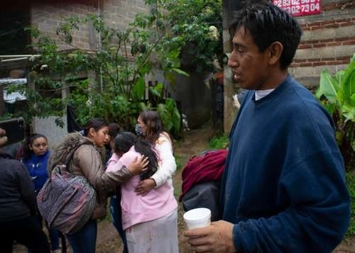 Familiares y la madre de una mujer que pereció junto con cinco de sus hijos tras un deslave que sepultó su casa en Xalapa, Veracruz, por el paso del huracán Grace. Foto Sergio Hernández Vega