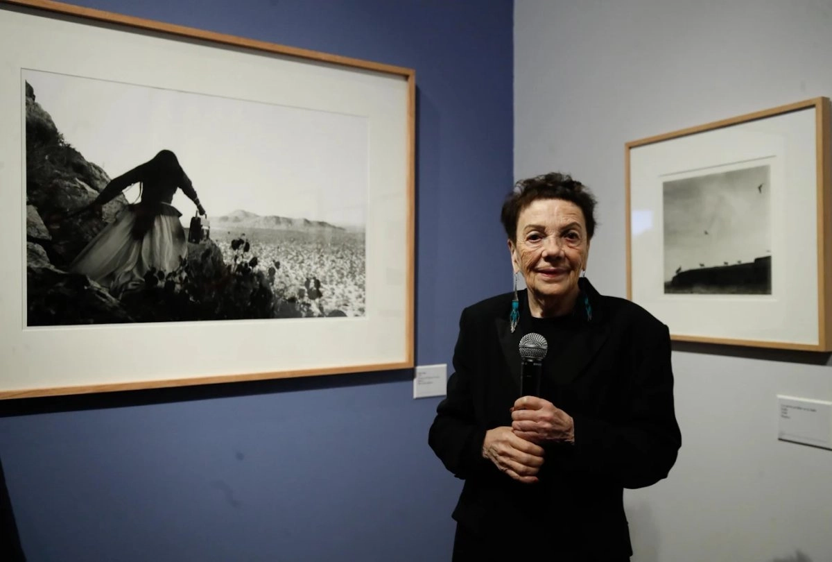Graciela Iturbide, lauréate du Prix Princesse des Asturies des Arts, a inauguré hier son exposition « Fixing Time » au Palais de la Culture Banamex, témoignant de sa passion pour la photographie. « C’est mon rituel, c’est ma vie », confie-t-elle.