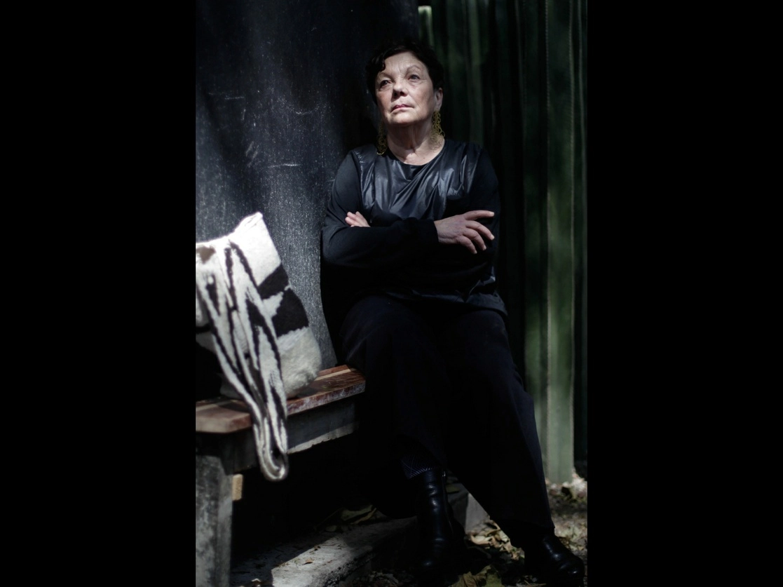 La obra de Graciela Iturbide se ha expuesto en algunos de los recintos más importantes del mundo, como el Pompidou y la Tate Modern, de Londres. Arriba, la fotógrafa durante una entrevista con ‘La Jornada’ en 2017. Foto Yazmín Ortega Cortés 