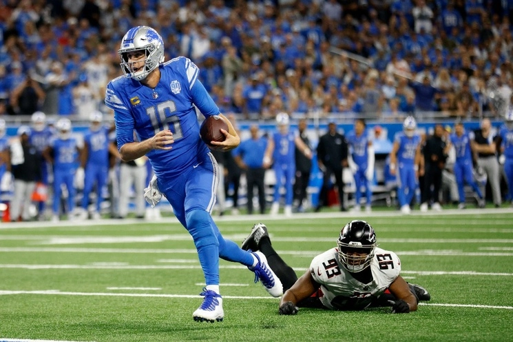 El mariscal de ‘Lions’ de Detroit, Jared Goff completó 243 yardas en el juego ante ‘Falcons’ de Atlanta. Foto Ap