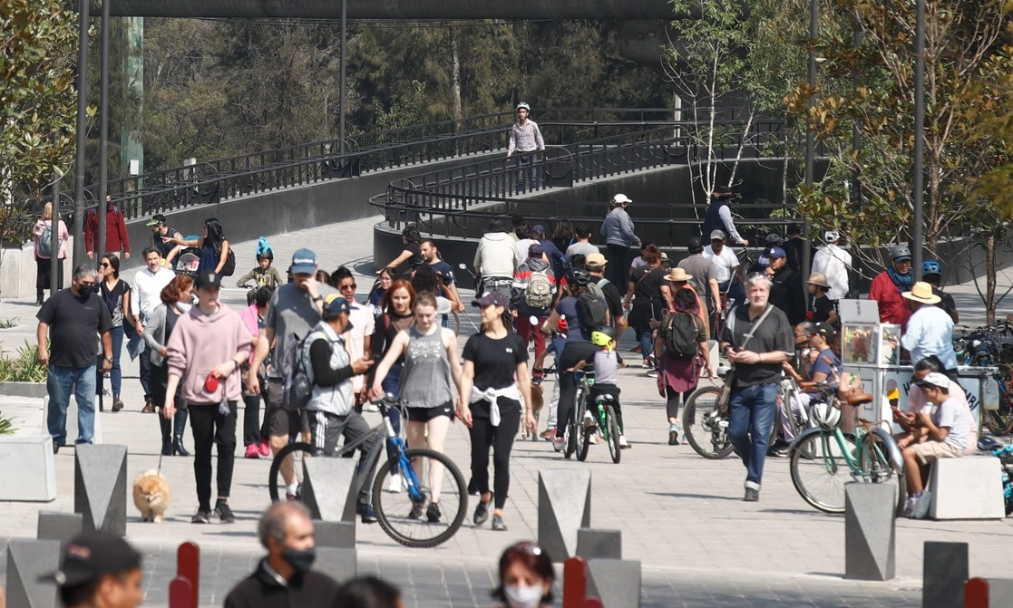Decenas de personas disfrutaron la nueva obra, llamada Calzada Flotante, la cual tiene una longitud de 436 metros y une la primera y segunda secciones del bosque. “Es un acierto, pues facilita el cruce de Periférico”, expresaron los paseantes. Foto Víctor Camacho 