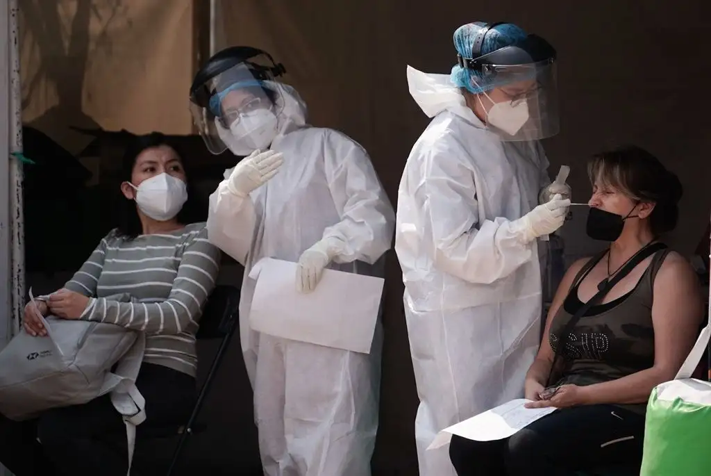 Ayer se sumaron al registro nacional mil 653 casos, con lo que el acumulado llegó a dos millones 328 mil 391.En la imagen, realización de pruebas de detección de Covid-19 en el quiosco de salud instalado sobre la explanada de la alcaldía Cuauhtémoc, en la Ciudad de México, el 26 de abril de 2021. Foto Pablo Ramos