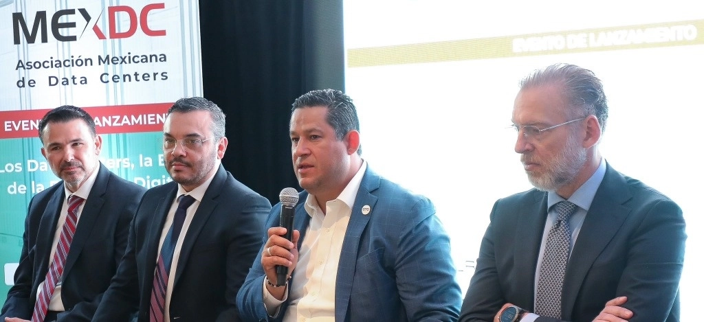 El gobernador de Guanajuato (micrófono) durante el lanzamiento de la nueva asociación. Foto La Jornada