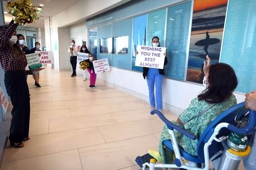 En la imagen, personal del nosocomio de Chula Vista, California, da de alta a una paciente Covid con el mensaje: "Te deseo lo mejor siempre". Foto Afp