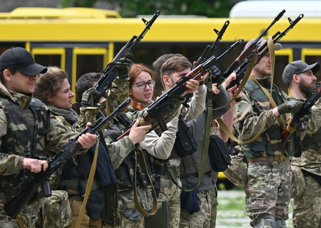 Un grupo de combatientes de la unidad de defensa territorial de Ucrania realizan prácticas a las afueras de Kiev. Foto Afp / Archivo