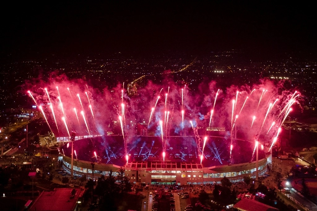 El emblemático Estadio Nacional, que fue centro de tortura tras el golpe a Salvador Allende en 1973, recibió ayer a casi 7 mil deportistas que buscarán superarse, dijo Jaime Pizarro, presidente del Comité Organizador de los Juegos Panamericanos Santiago 2023. Foto Ap