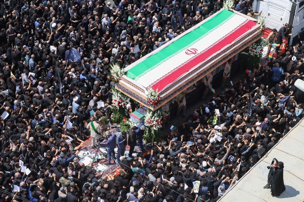 Una gigantesca multitud se congregó este miércoles en el centro de Teherán para la procesión funeraria del presidente iraní Ibrahim Raisi. Foto Afp 