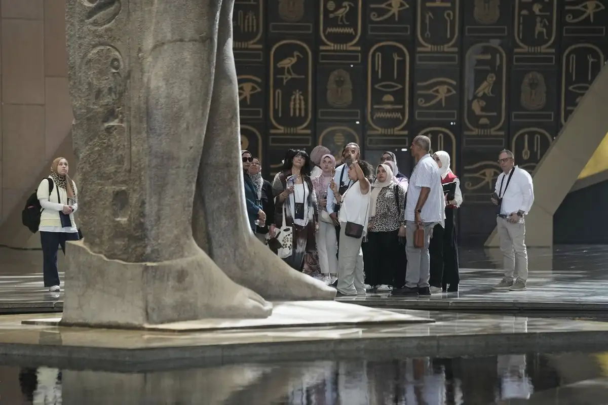 El museo fue parcialmente abierto al público hace un año, y por sus dimensiones y estructura
triangular se le dio el apodo de "cuarta pirámide". Su diseño corrió por cuenta del estudio
irlandés de arquitectos Heneghan Peng. 