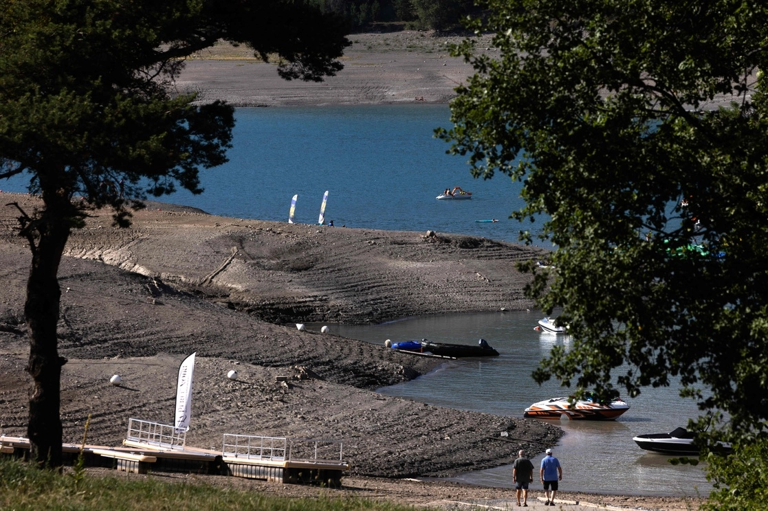 El nivel del agua del lago Serre-Poncon en los Alpes franceses, bajó 14 metros por la sequía, el 23 de agosto de 2022. Foto Afp