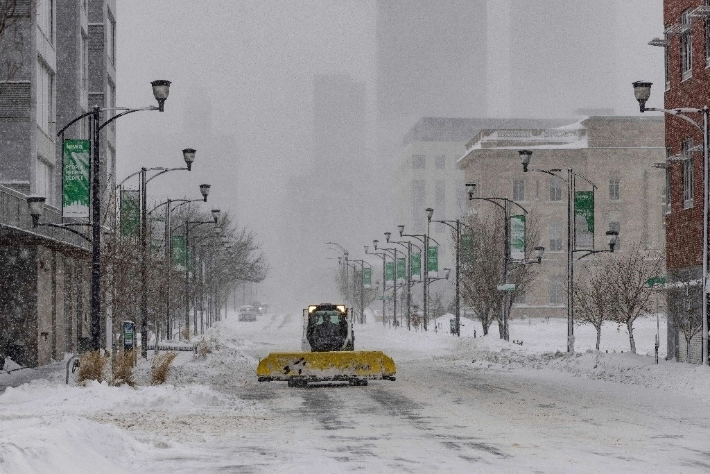A medida que la tormenta se dirige hacia el sur, se espera que las temperaturas caigan en picada, en algunos lugares hasta unos -18 grados Celsius, mientras que fuertes ráfagas de viento agravarán los peligros de circulación. Foto Afp / Archivo