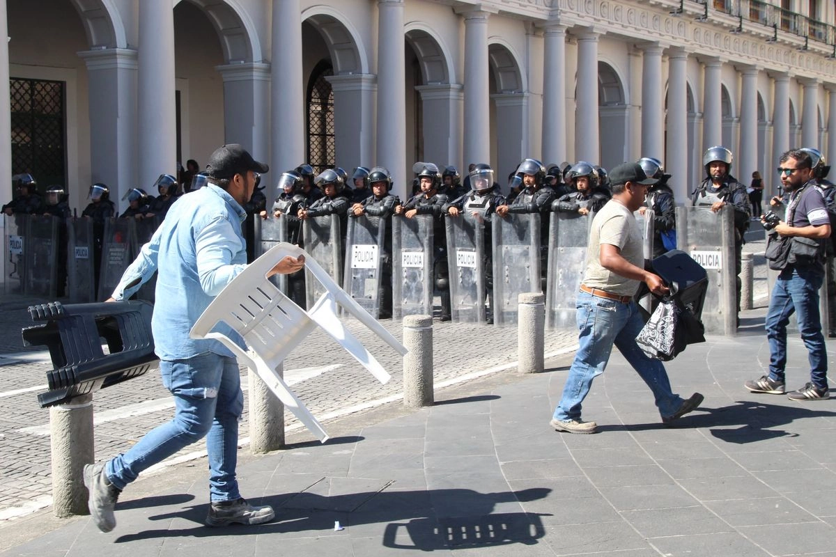 Maestros jubilados de la Unión de Beneficiarios del Seguro de Vida Institucional de Veracruz (UBSIVER) protestaron por más de 16 horas frente al Palacio de Gobierno en Xalapa para exigir el pago de sus seguros institucionales, una prestación pendiente desde la administración de Cuitláhuac García, quien en 2024 prometió cubrirla.  Foto