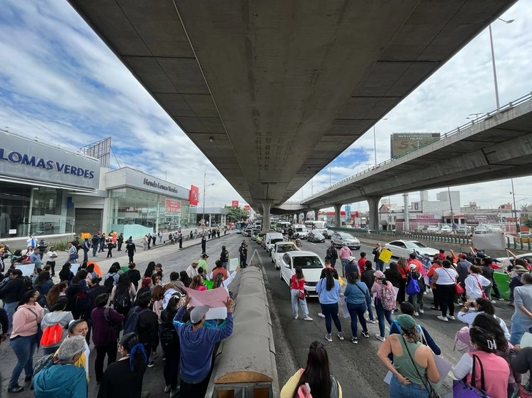 Maestros del Estado de México bloquean Periférico Norte, a la altura de la avenida Gustavo Baz, para exigir pagos atrasados y respeto a sus derechos laborales. Foto Alfredo Domínguez