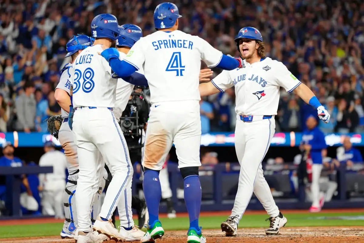 El estadunidense Addison Barger (der.) conectó el primer grand slam como emergente en la historia de la Serie Mundial. Foto