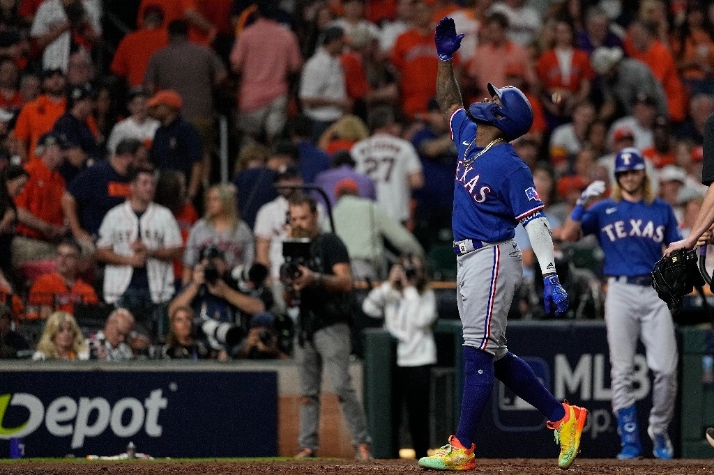 Adolis García, de los Rangers, festeja después de conectar un grand slam durante la novena entrada del Juego 6 de la Serie de Campeonato de la Liga Americana contra los Astros de Houston. Foto Ap
