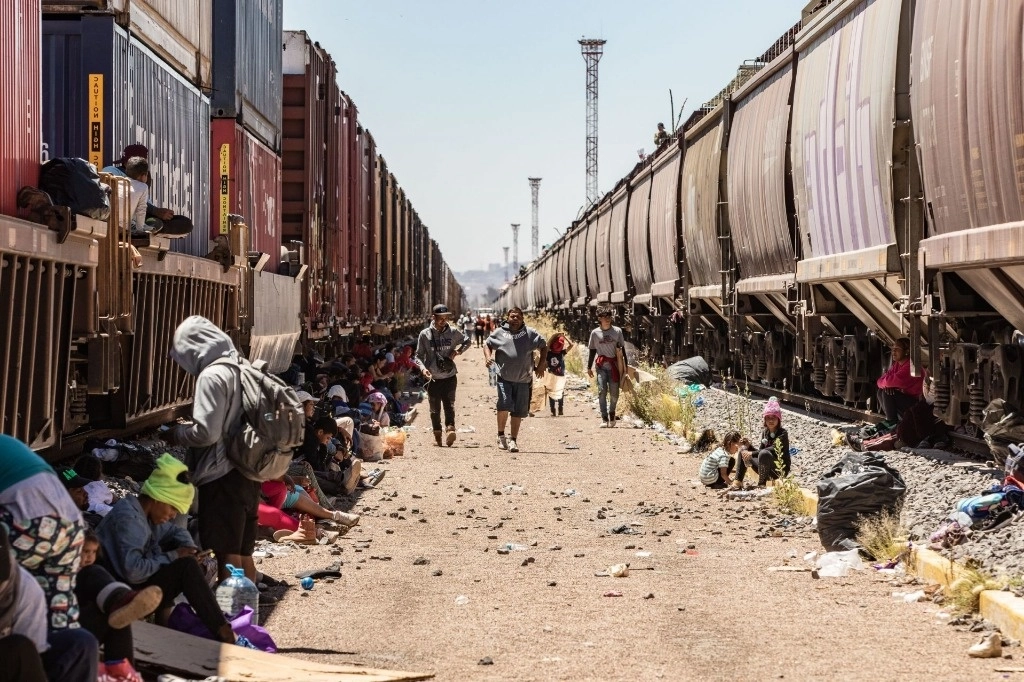 Migrantes, entre niños, mujeres y hombres de diferentes países como Venezuela, Colombia, Ecuador y Centroamérica; varados a la altura de la comunidad de Ramón López Velarde, Zacatecas, en espera de que avance el tren. Foto Cuartoscuro / archivo 