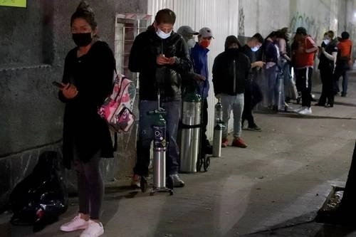  Filas para la recarga de tanques de oxígeno medicinal en la colonia Escandón durante el semáforo rojo en la Ciudad de México. Foto María Luisa Severiano