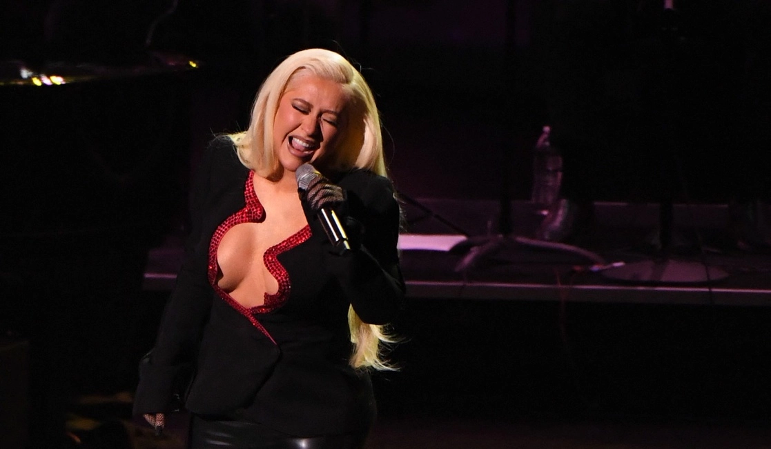 El regreso de Christina Aguilera a los Latin Grammy, luego de dos décadas, están entre las actuaciones más esperadas de la ceremonia. En la imagen, la cantante durante la gala de Persona del Año de la Academia Latina de la Grabación 2021, en honor al músico panameño Ruben Blades, en el Michelob Ultra Arena de Mandalay Bay en Las Vegas, Nevada, el 17 de noviembre de 2021. Foto Afp