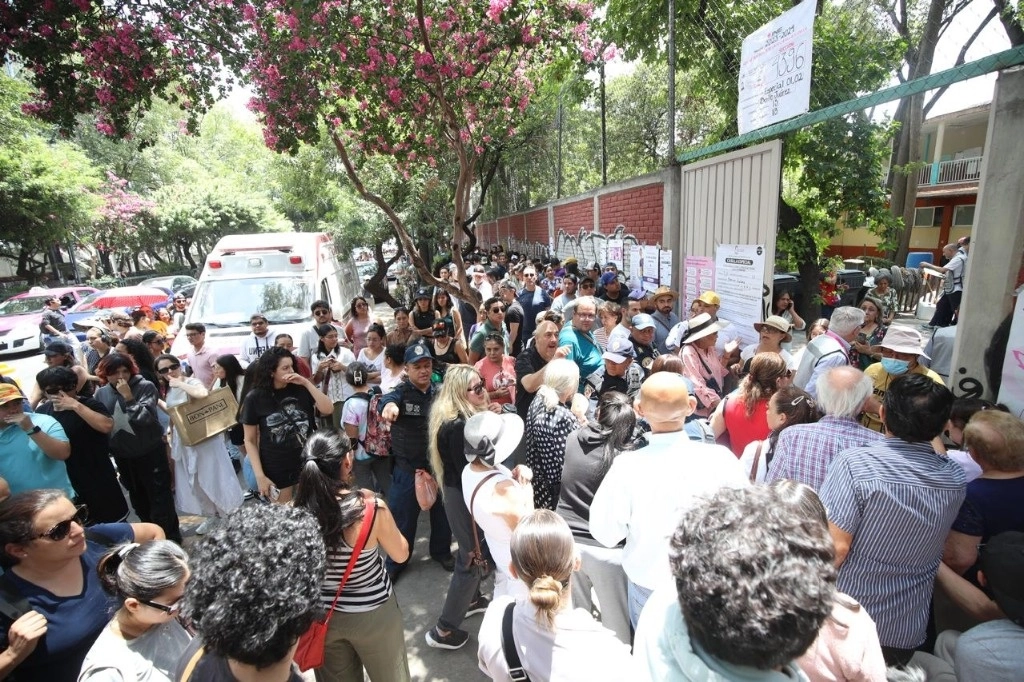 Largas filas para votar en la casilla especial 4396, ubicada en la escuela primaria "Reino Unido de la Gran Bretaña", en la colonia Del Valle, de la alcaldía Benito Juárez, en la Ciudad de México, el 2 de junio de 2024. Foto María Luisa Severiano