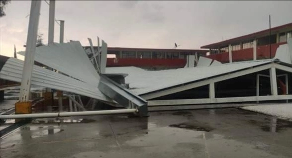El granizo provocó la caída de la techumbre de  la escuela primaria Donaciano Serna Leal, ubicada en la Avenida Camino de los Reyes del fraccionamiento Rancho Don Antonio. Foto Ricardo Montoya