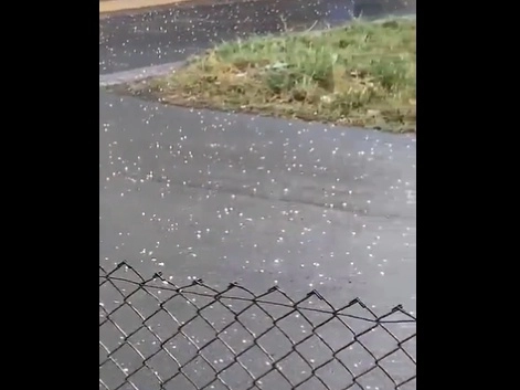 La entrada del frente frío número 39 provocó anoche una granizada en el municipio de Galeana y sobre la Carretera 57. Foto tomada de Twitter @PC_NuevoLeon