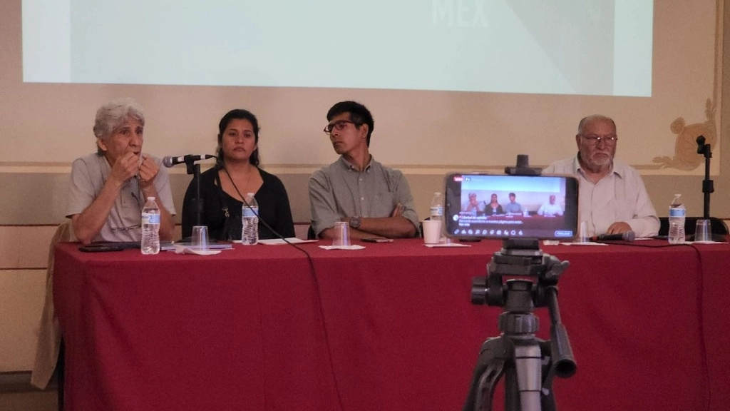 Andrés Barreda Marín y Miriam Lastiri, investigadores de la UNAM; Gerardo Romero, del colectivo Diente de León, y Miguel Ángel Rosas, de la Universidad Autónoma de Puebla, en el foro sobre la cuenca Libres-Oriental. Foto Martín Hernández 