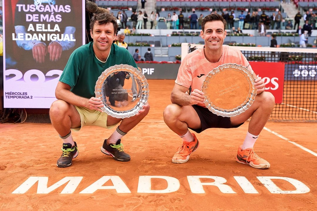 El español Marcel Granollers y el argentino Horacio Zeballos se impusieron en la final de dobles masculinos del Masters 1000 de Madrid con sets seguidos a la dupla conformada por Marcelo Arévalo y Mate Pavic. Foto Tomada de X 