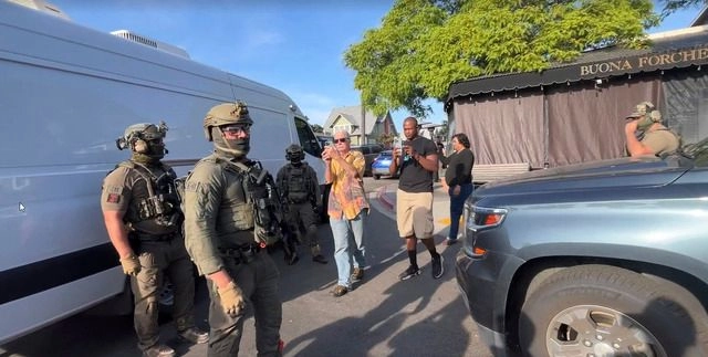 Agentes del Servicio de Inmigración y Control de Aduanas de EU ejecutan una orden de registro penal el pasado 30 de mayo de 2025 en Buona Forchetta en San Diego. Foto 